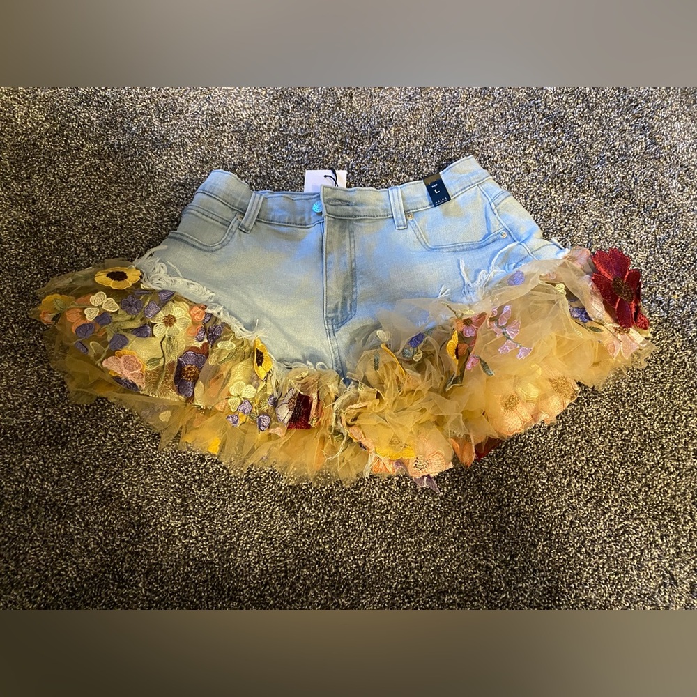 New Akira floral sheer🌸✨summer soft shorts. Size L